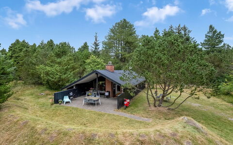 Regine - 1.1Km to the Fjord: Boligområde, Busk, Hus, Hjem, Have, Estate, Skygge, Landscaping, Lawn