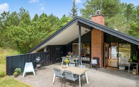Regine - 1.1Km to the Fjord: Boligområde, Busk, Hus, Hjem, Have, Estate, Skygge, Landscaping, Lawn