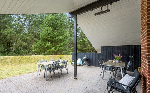 Regine - 1.1Km to the Fjord: Boligområde, Busk, Hus, Hjem, Have, Estate, Skygge, Landscaping, Lawn