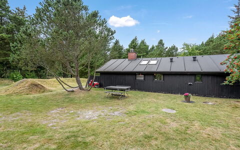 Regine - 1.1Km to the Fjord: Boligområde, Busk, Hus, Hjem, Have, Estate, Skygge, Landscaping, Lawn