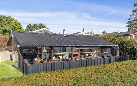 Mariska - 100M from the Sea: Hus, Hjem, Dør, Tag, Sommerhus, Estate, Have, Skygge, Sidespor, Gård