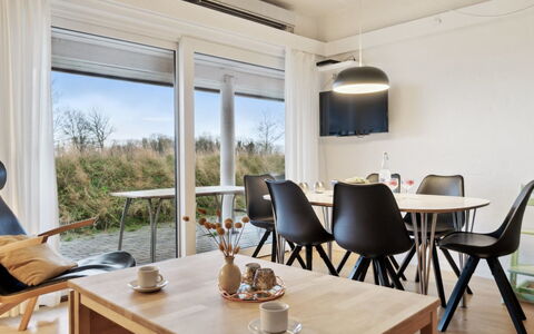 Answald - 6Km from the Sea: Møbel, Indretning, Stol, Gulvbelægning, Træ, Køkken & Spisebord, Etage, Bord, Loft, Spisestue