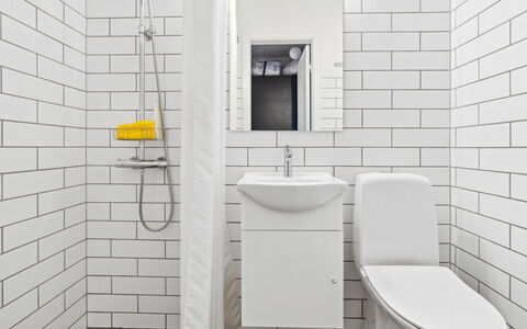Answald - 6Km from the Sea: Toiletbræt, Væg, Badeværelse, Gulvbelægning, Toilet, Sanitærarmatur, Indretning, Etage, Vvs, Flise