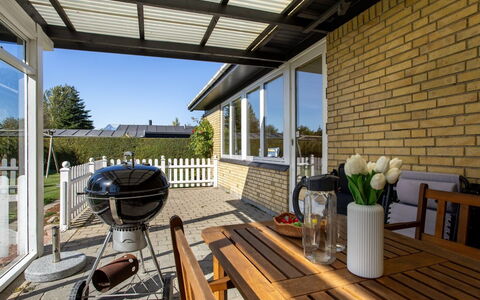 Johanna - 400M from the Sea: Træ, Møbel, Veranda, Hjem, Stol, Skygge, Udendørs Møbler, Dør, Dæk, Gårdhave