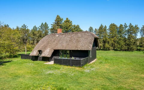 Matilda - 1.6Km from the Sea: Blå, Svømmepøl, Møbel, Udendørs Møbler, Udvej, Stol, Skygge, Eco Hotel, Blomsterkrukke