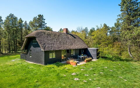 Matilda - 1.6Km from the Sea: Blå, Svømmepøl, Møbel, Udendørs Møbler, Udvej, Stol, Skygge, Eco Hotel, Blomsterkrukke