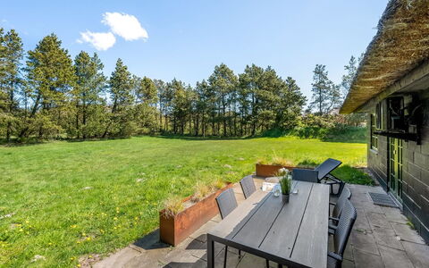 Matilda - 1.6Km from the Sea: Blå, Svømmepøl, Møbel, Udendørs Møbler, Udvej, Stol, Skygge, Eco Hotel, Blomsterkrukke