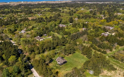 Matilda - 1.6Km from the Sea: Blå, Svømmepøl, Møbel, Udendørs Møbler, Udvej, Stol, Skygge, Eco Hotel, Blomsterkrukke