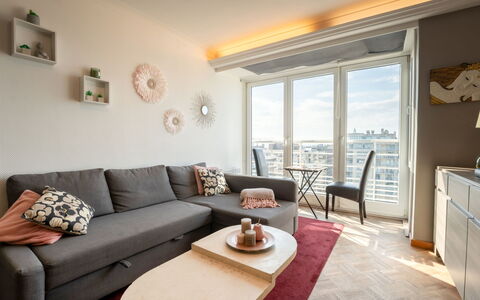 Ravenna 902 with Seaview: Møbel, Couch, Ejendom, Bord, Cabinetry, Indretning, Træ, Stue, Vindue, Bygning