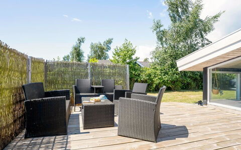Estella - 900M from the Sea: Møbel, Indretning, Gulvbelægning, Etage, Loft, Værelse, Stol, Bord, Lejlighed, Køkken & Spisebord