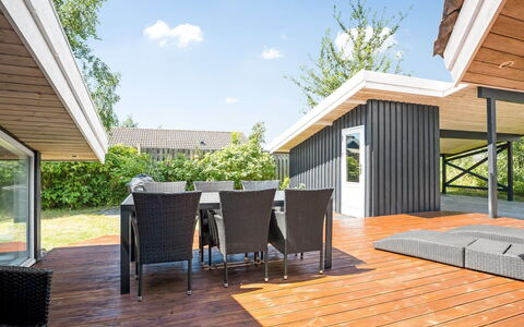 Estella - 900M from the Sea: Møbel, Indretning, Gulvbelægning, Etage, Loft, Værelse, Stol, Bord, Lejlighed, Køkken & Spisebord