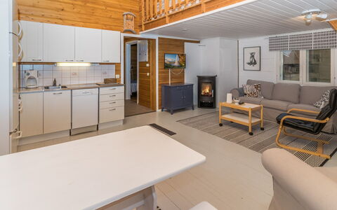 Onnimanni: Træ, Indretning, Loft, Etage, Møbel, Gulvbelægning, Værelse, Couch, Køkken, Stue