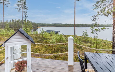 Onnimanni: Veranda, Dæk, Sidespor, Hårdttræ, Gård, Blomsterkrukke, Planke, Udendørs Struktur, Stueplante, Trægulve