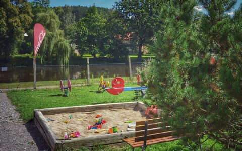 Prima Plus: Plante, Himmel, Sky, Udendørs Bench, Botanik, Træ, Land Lot, Græs, Udendørs Møbler, Landskab