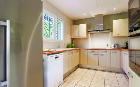 Lore Landa: Cabinetry, Countertop, Ejendom, Køkkenvask, Vindue, Komfur, Køkken Apparat, Køkken, Træ, Bygning