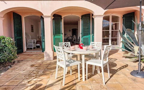 Bonne Terrasse: Bygning, Møbel, Bord, Plante, Vindue, Stol, Skygge, Træ, Arkitektur, Indretning
