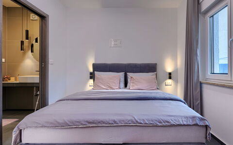 Cintya: Møbel, Vindue, Komfort, Træ, Bygning, Bed Frame, Seng, Etage, Skygge