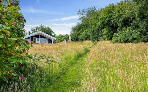 Ågot - 350M from the Sea: Møbel, Indretning, Gulvbelægning, Etage, Loft, Værelse, Stol, Bord, Lejlighed, Køkken & Spisebord