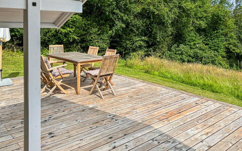 Ågot - 350M from the Sea: Møbel, Indretning, Gulvbelægning, Etage, Loft, Værelse, Stol, Bord, Lejlighed, Køkken & Spisebord
