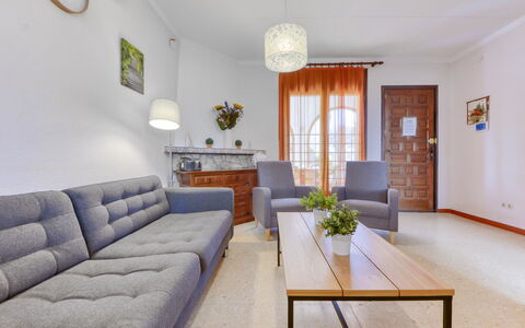 Requesens: Møbel, Couch, Bord, Ejendom, Plante, Billedramme, Indretning, Belysning, Stueplante, Arkitektur