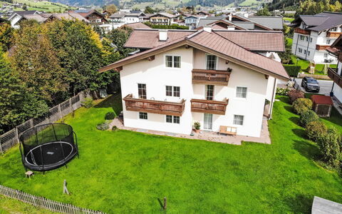 Flachau 450: Bygning, Plante, Ejendom, Vindue, Hus, Land Lot, Arkitektur, Urban Design, Træ, Himmel