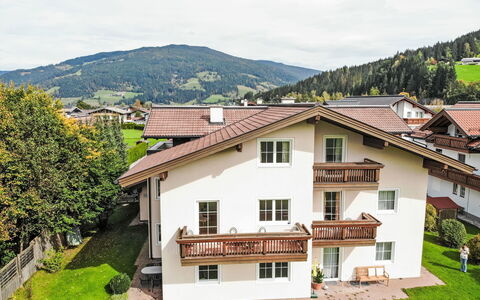 Flachau 450: Plante, Himmel, Bygning, Vindue, Bjerg, Sky, Hus, Træ, Land Lot, Naturlige Landskab