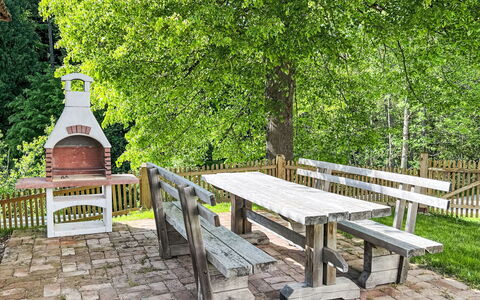 Fala 100: Bord, Møbel, Couch, Vindue, Træ, Billedramme, Indretning, Stue, Etage, Bygning