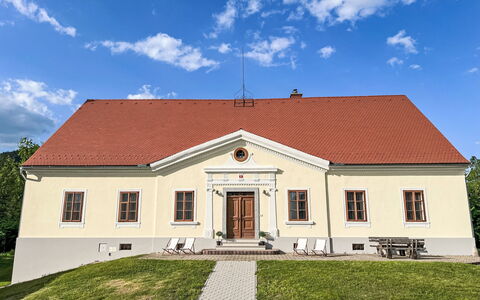 Fala 100: Bord, Møbel, Couch, Vindue, Træ, Billedramme, Indretning, Stue, Etage, Bygning