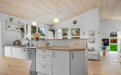 Maunu - from the Sea: Køkken, Countertop, Gulvbelægning, Indretning, Møbel, Træ, Cabinetry, Loft, Køkken Apparat, Etage
