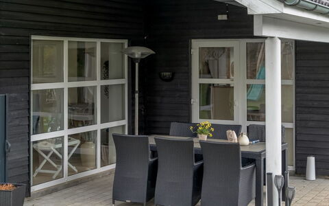 Maunu - from the Sea: Træ, Veranda, Møbel, Gulvbelægning, Etage, Dør, Stol, Hjem, Udendørs Møbler, Dæk