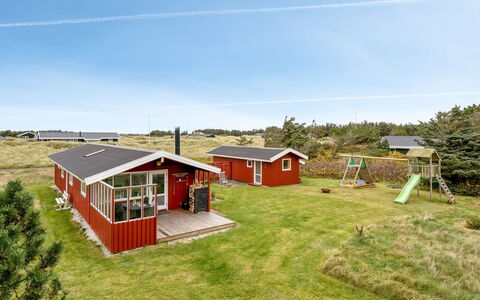 Sannie - 500M from the Sea: Møbel, Indretning, Gulvbelægning, Etage, Loft, Værelse, Stol, Bord, Lejlighed, Køkken & Spisebord