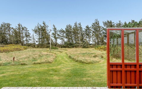 Sannie - 500M from the Sea: Møbel, Indretning, Gulvbelægning, Etage, Loft, Værelse, Stol, Bord, Lejlighed, Køkken & Spisebord