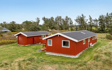 Sannie - 500M from the Sea: Møbel, Indretning, Gulvbelægning, Etage, Loft, Værelse, Stol, Bord, Lejlighed, Køkken & Spisebord