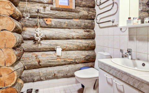 Villa Rokova: Træ, Gulvbelægning, Sanitærarmatur, Etage, Toiletbræt, Vvs, Værelse, Bejdse, Badeværelse, Toilet