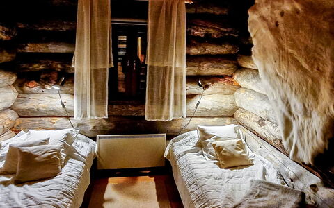 Villa Rokova: Seng, Soveværelse, Sengetøj, Møbel, Sengetøj, Træ, Indretning, Sengetøj, Værelse, Etage