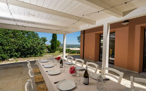 Relais Tenuta Santori: Plante, Ejendom, Møbel, Bord, Stol, Bordservice, Skygge, Indretning, Bygning, Træ