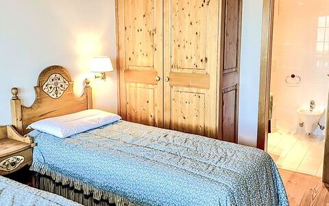 Les Renardeaux 5: Bygning, Møbel, Komfort, Cabinetry, Azure, Bed Frame, Træ, Textile, Belysning, Indretning