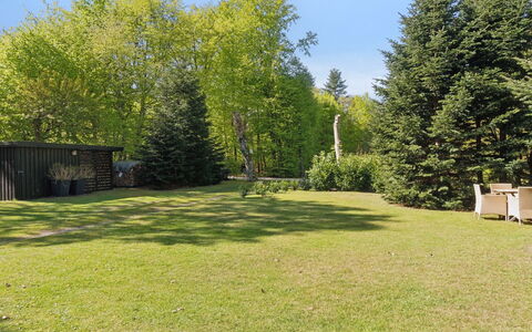 Teodosij - 500M from the Sea: Boligområde, Busk, Hus, Hjem, Have, Estate, Skygge, Landscaping, Lawn