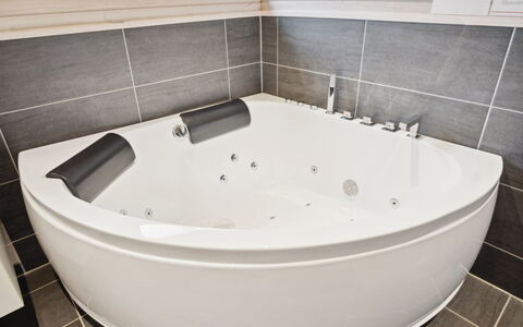 Ehmi - 750M from the Sea: Badekar, Sanitærarmatur, Vvs, Kompositmateriale, Badeværelse, Jacuzzi, Design, Tap