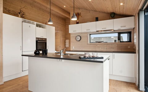 Ehmi - 750M from the Sea: Køkken, Countertop, Indretning, Gulvbelægning, Møbel, Træ, Loft, Køkken Apparat, Cabinetry, Lysarmatur