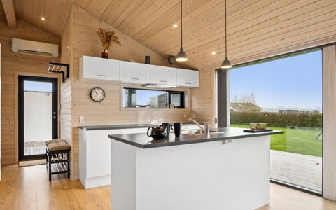 Ehmi - 750M from the Sea: Køkken, Countertop, Træ, Loft, Gulvbelægning, Indretning, Møbel, Køkken Apparat, Etage, Køkken & Spisebord