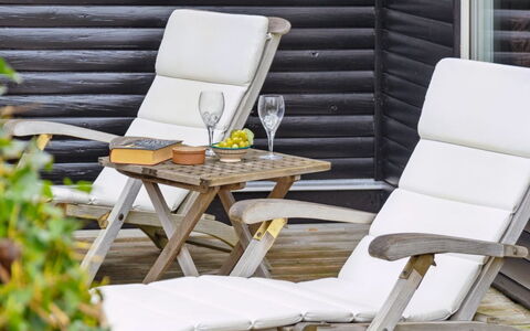 Jannike - 150M from the Sea: Træ, Hjem, Veranda, Dæk, Hårdttræ, Tag, Bejdse, Trægulve, Eco Hotel