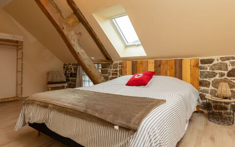 Tiegezh: Bygning, Ejendom, Møbel, Komfort, Træ, Hus, Textile, Bed Frame, Skygge, Gulvbelægning