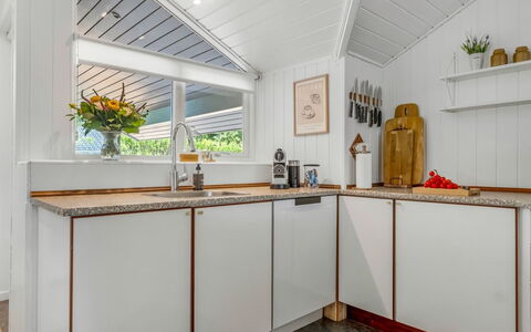 Elvin - 2Km from the Sea: Træ, Indretning, Gulvbelægning, Loft, Etage, Køkken, Større Bandage, Countertop, Værelse, Køkken Apparat