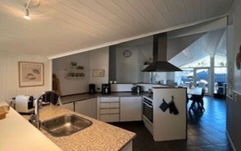 Elvin - 2Km from the Sea: Gulvbelægning, Loft, Indretning, Træ, Etage, Møbel, Lysarmatur, Hjem, Countertop, Køkken