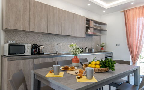 Villa Normanni: Bord, Countertop, Ejendom, Cabinetry, Møbel, Bordservice, Køkken, Indretning, Træ, Belysning