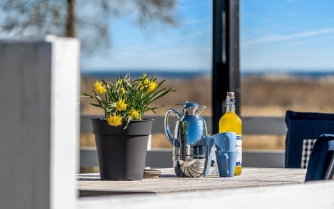 Jaike - from the Sea: Møbel, Indretning, Gulvbelægning, Etage, Loft, Værelse, Stol, Bord, Lejlighed, Køkken & Spisebord
