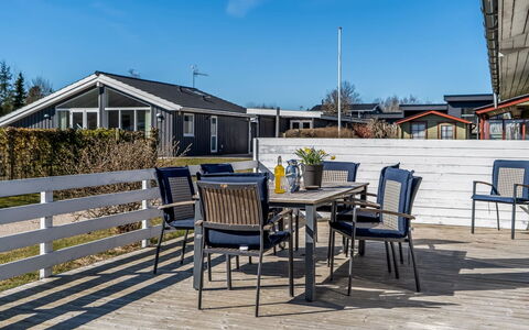 Jaike - from the Sea: Møbel, Indretning, Gulvbelægning, Etage, Loft, Værelse, Stol, Bord, Lejlighed, Køkken & Spisebord