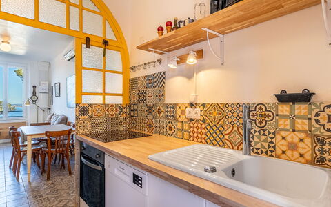 Le Provençal: Gulvbelægning, Indretning, Etage, Køkken, Countertop, Loft, Flise, Værelse, Tap, Sanitærarmatur