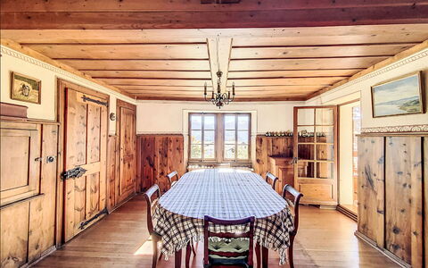 Sergnoud: Ejendom, Møbel, Cabinetry, Bord, Træ, Rektangel, Indretning, Belysning, Vindue, Gulvbelægning